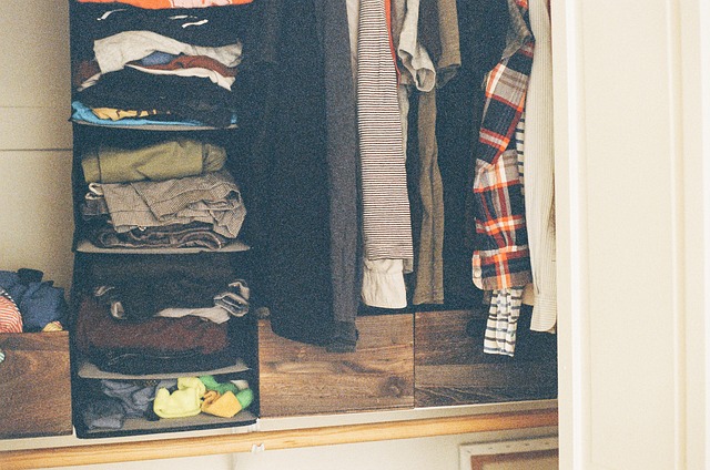 oblečení ve skříni