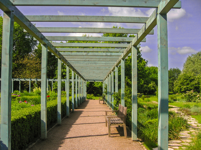 dřevěná pergola v parku